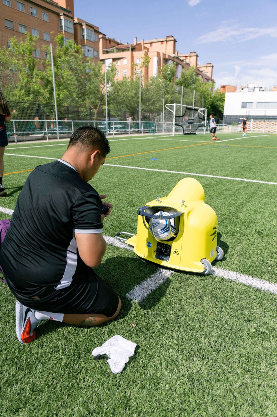 Entrenador Next Player preparando la máquina lanzabalones