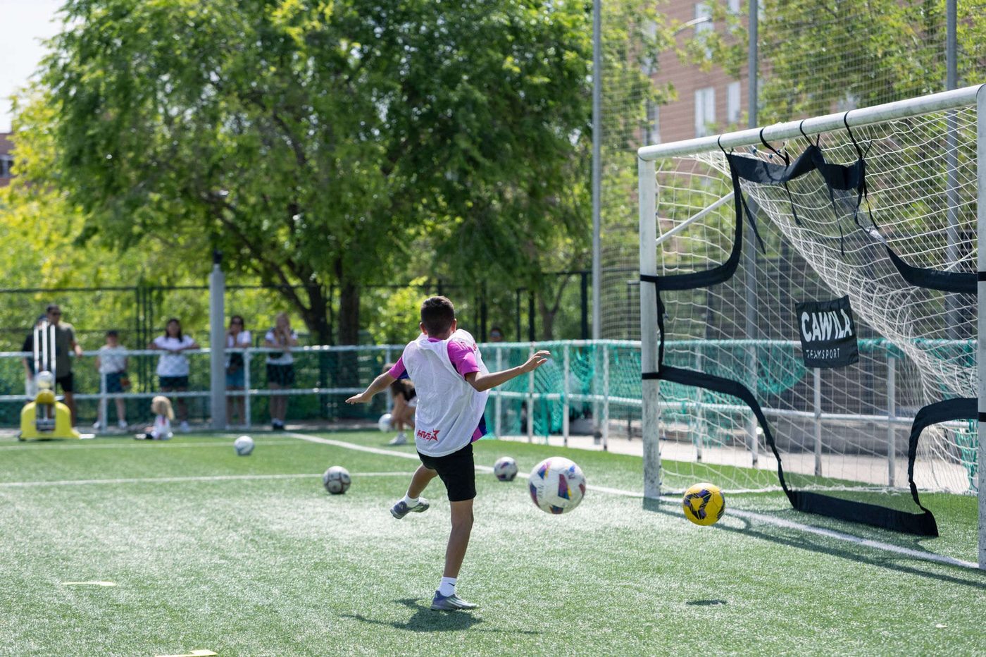 Jugador de Next Player disparando a portería