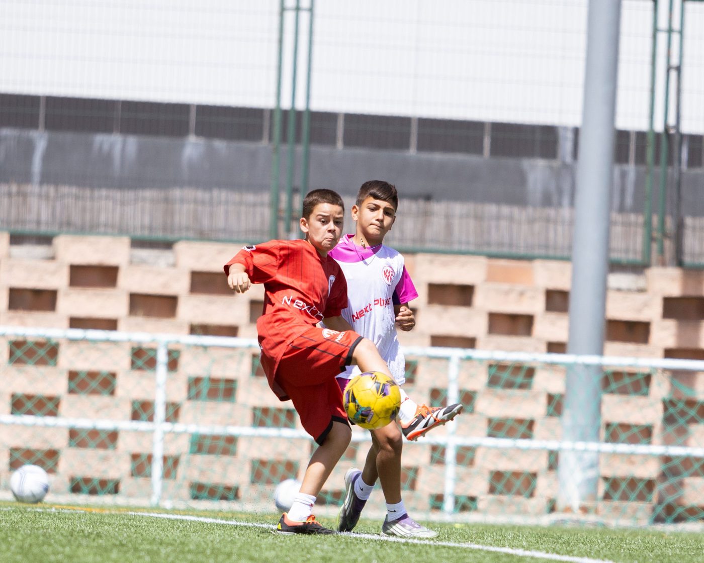 Dos jugadores de Next Player disputando el balón